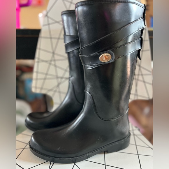 Coach Trisha gold turn lock black rubber rain boots sz 6 - Picture 4 of 10